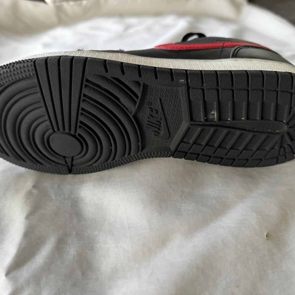 Nike Air Jordon 1 Low 4.5 Youth Black/White/Fire Red - Picture 11 of 14